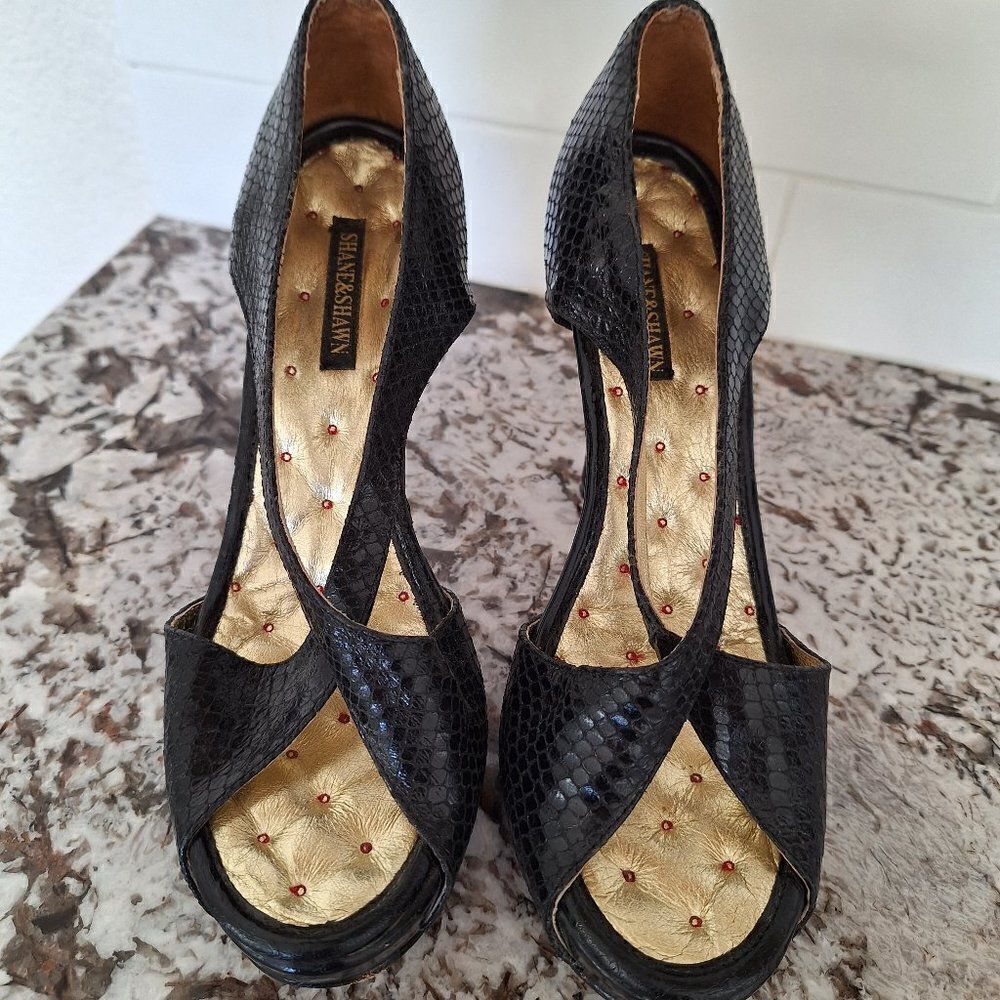 Shane and Shawn‎ Black Gold Strappy Open Toe Heels